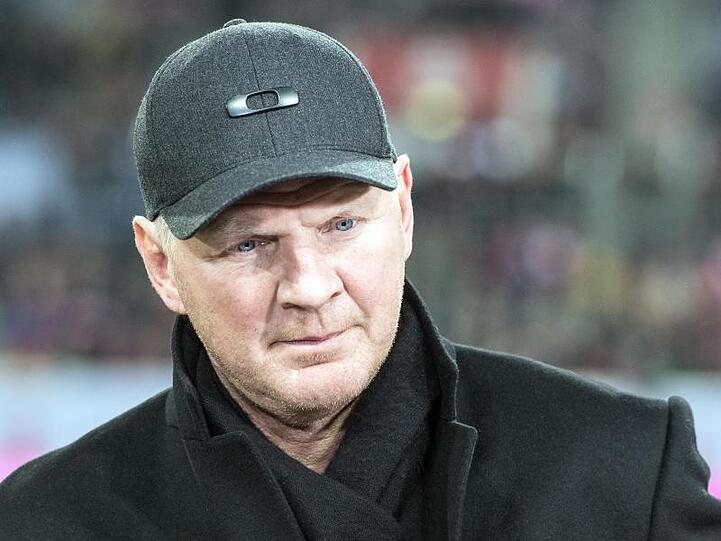 Der ehemalige Fußballspieler Stefan Effenberg steht als TV-Experte am Spielfeldrand. Foto: Federico Gambarini/Archiv
