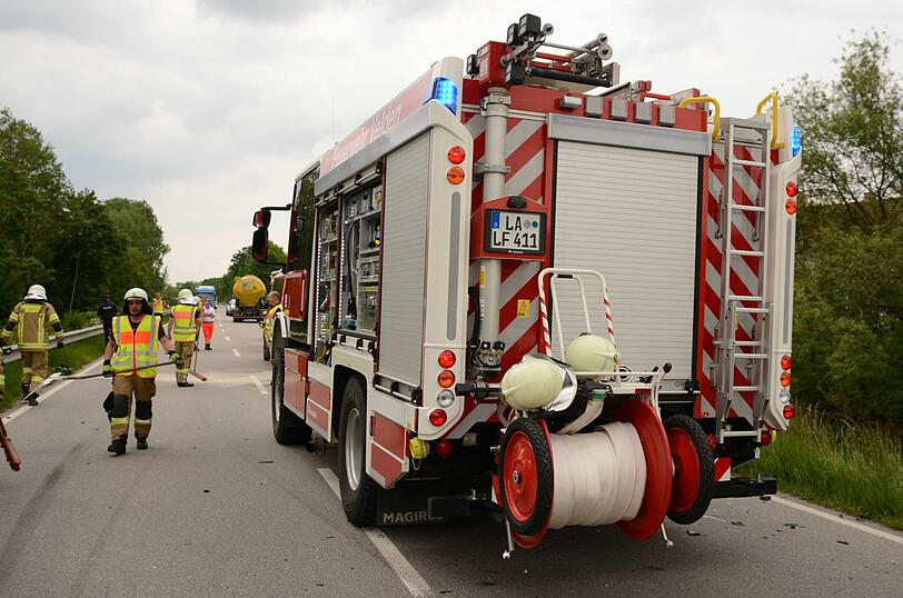Einsatzkräfte der Feuerwehr Velden/Vils reinigten die Unfallstelle, die Feuerwehren aus Ruprechtsberg und Eberspoint richteten eine Umleitung ein. Die B388 war zwischen 12.15 Uhr und 13.45 Uhr komplett gesperrt.