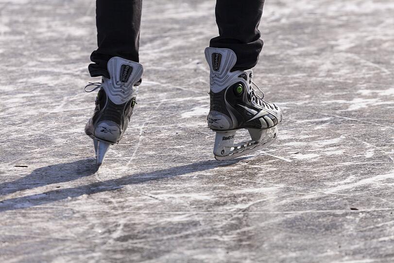Beim Eislaufen im Ostpark sind zwei Kinder in Not geraten. Zum Glück war die Feuerwehr vor Ort.