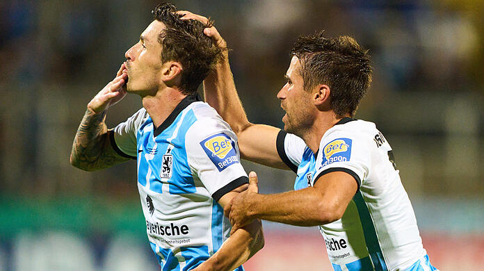 Mit dem Sieg gegen Darmstadt haben die Sechzger und Torschütze Philipp Steinhart (2.v.r.) die Zweitliga-Reifeprüfung bestanden.