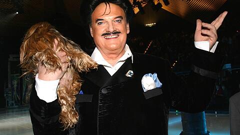 Rudolph Moshammer mit seinem Scho&szlig;hund: Der Modemacher wurde am 14. Januar 2005 erdrosselt, im November 2005 wurde der T&auml;ter wegen Mordes und Raubes mit Todesfolge zu einer lebenslangen Freiheitsstrafe verurteilt, 2006 starb Moshammers H&uuml;ndin Daisy. Die AZ pr&auml;sentiert Moshammer zu Ehren neun Moshammer-Titelseiten aus dem Jahre 2005.