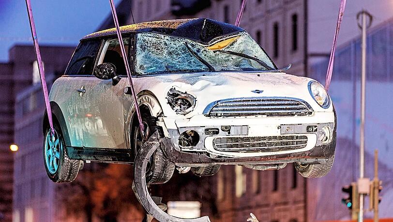 Das demolierte Auto des Täters.