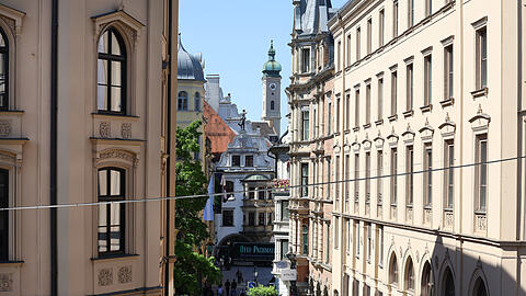 Die Suite befindet sich auf der zweiten Etage. Vom Fenster aus können die Gäste das Hofbräuhaus sehen.
