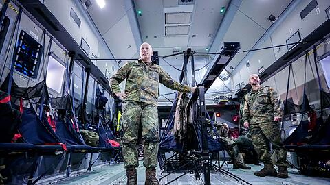 Nato-General Ingo Gerhartz im Truppentransporter A400M auf dem Weg ins s&uuml;dspanische Rota.