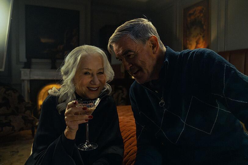 Maeve Harrigan (Helen Mirren, im Bild mit Pierce Brosnan) hat im Clan die Hosen an - nur merken es die Männer nicht. Maeve Harrigan (Helen Mirren, im Bild mit Pierce Brosnan) hat im Clan die Hosen an - nur merken es die Männer nicht.