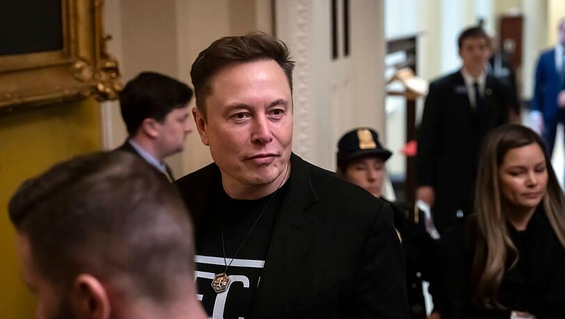 Der US-Tech-Milliardär Elon Musk wirft dem ukrainischen Militär vor, sein Satelliteninternet Starlink unerlaubt für militärische Angriffe auf russische Ziele genutzt zu haben. (Archivbild) Der US-Tech-Milliardär Elon Musk wirft dem ukrainischen Militär vor, sein Satelliteninternet Starlink unerlaubt für militärische Angriffe auf russische Ziele genutzt zu haben. (Archivbild)