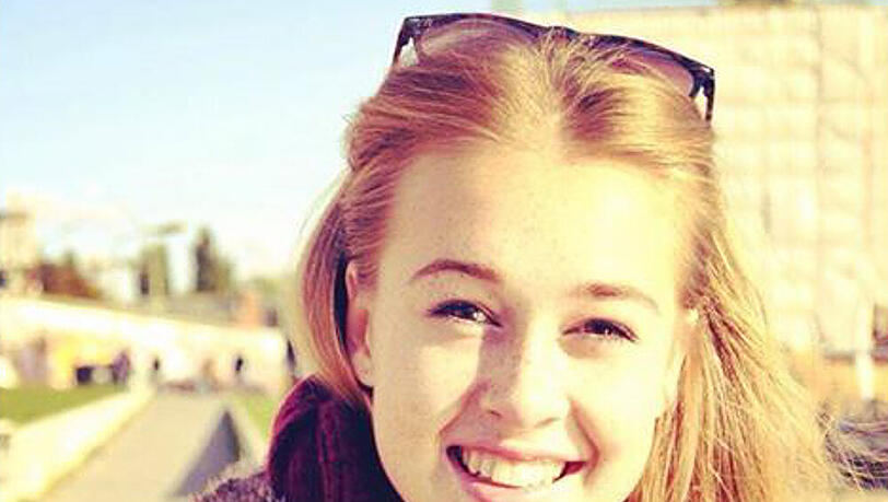 Stolze Waschmaschinen-Versteherin: Nachwuchsmodel Samantha Stolze Waschmaschinen-Versteherin: Nachwuchsmodel Samantha