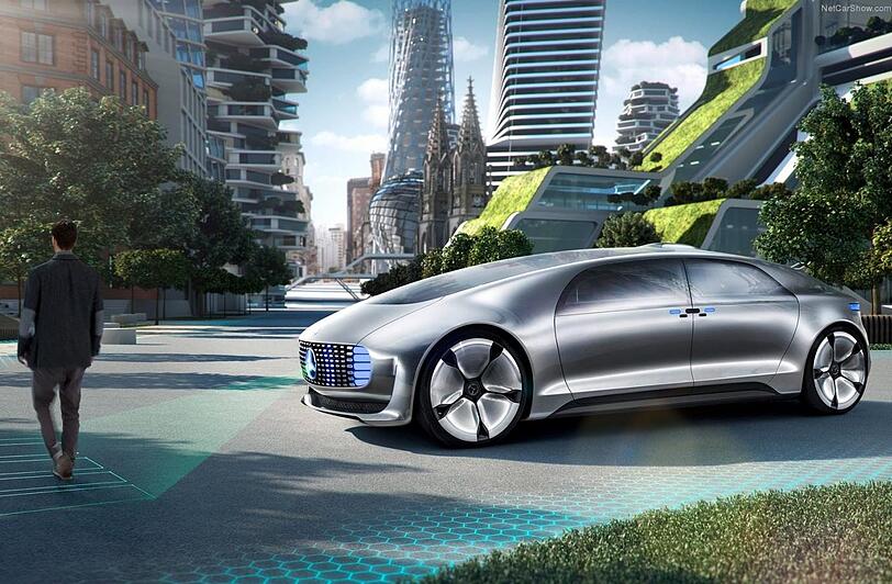 Daimlers F015 hat eine futuristische Form und einen Innenraum mit drehbaren Vordersitzen.