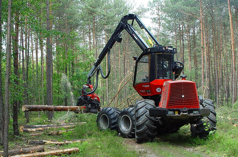 Ein Bräutigam aus Thüringen wurde von einer Forstmaschine eingeklemmt (Symbolbild)