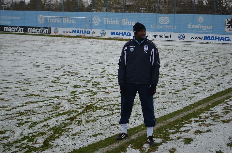 Die Löwen im Schnee: Der TSV 1860 musste am Freitag vor Beginn des Trainingslagers auf weißem - und nicht wie gewohnt auf grünem - Untergrund trainieren.