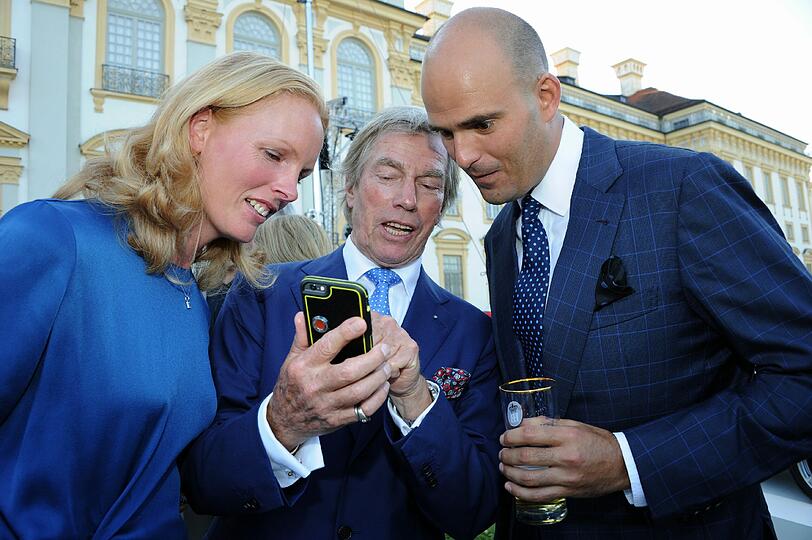 Ob Prinz Leopold von Bayern Elisabeth Prinzessin in Bayern und Fürst Albert von Thurn und Taxis hier seinen "Pokemon Go"-Punktestand zeigt?
