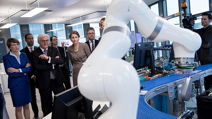 17 Uhr, Rundgang bei IBM: Das Präsidenten-Paar bestaunt einen Roboter am Konzernsitz in der Hollerithstraße.