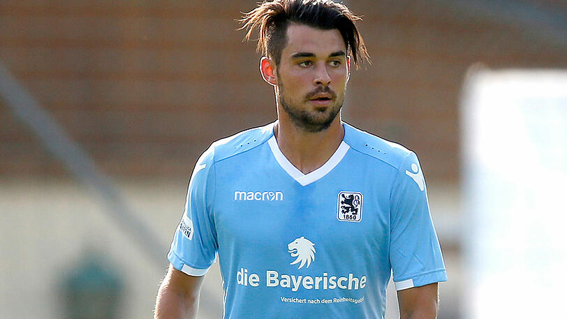 AARON BERZEL - NOTE 3: Nach abgesessener Gelbsperre diesmal Innenverteidiger und nicht Abräumer. Räumte trotzdem fleißig ab. Blieb jedoch nicht ohne Wackler.