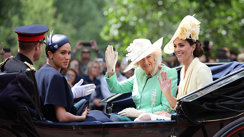 Meghan strahlt! Gemeinsam mit Harry, Camilla und Kate fährt sie zur Queen in den Buckingham Palast