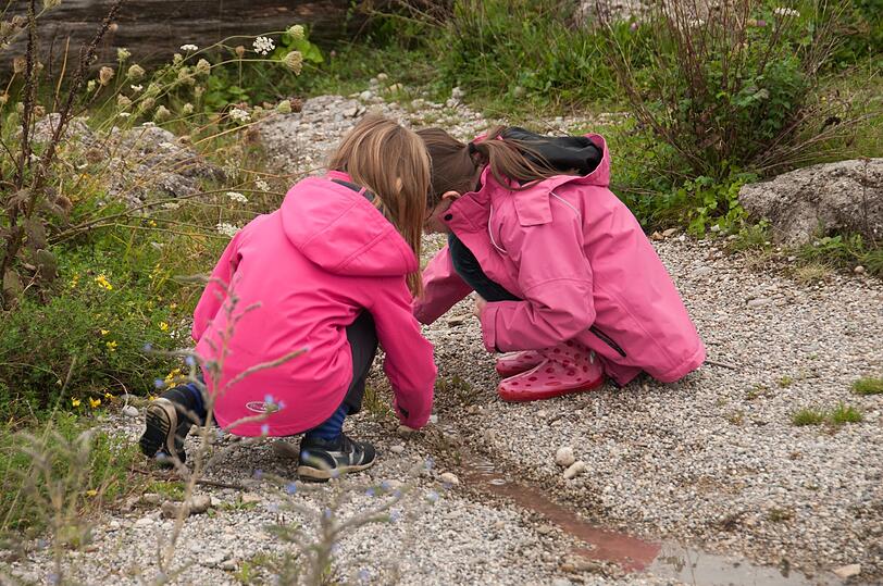 Ein Wasserspielplatz ist für Kinder unheimlich spannend.