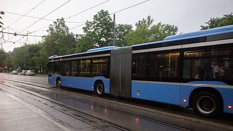 Die Frau wollte in den Bus einsteigen und stürzte dabei. (Archivbild)