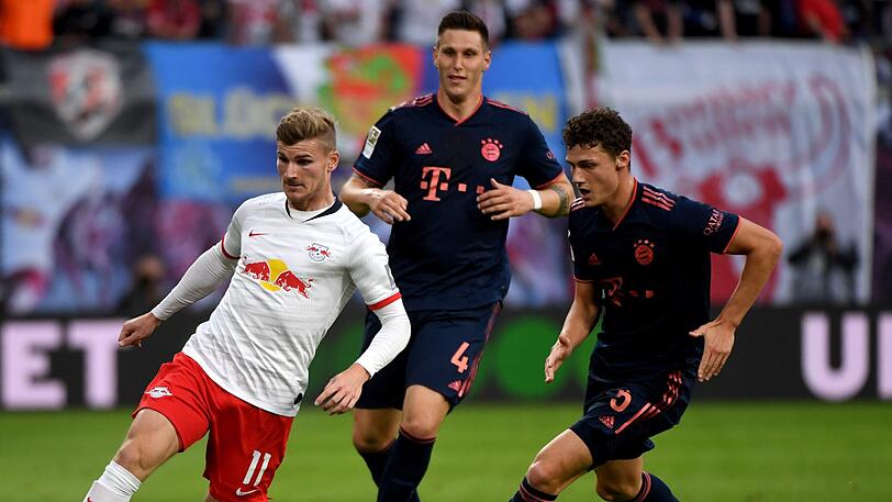 Die Bayern-Profis Niklas Süle (Mitte) und Benjamin Pavard kümmern sich rührend um Leipzigs Stürmer Timo Werner (links).