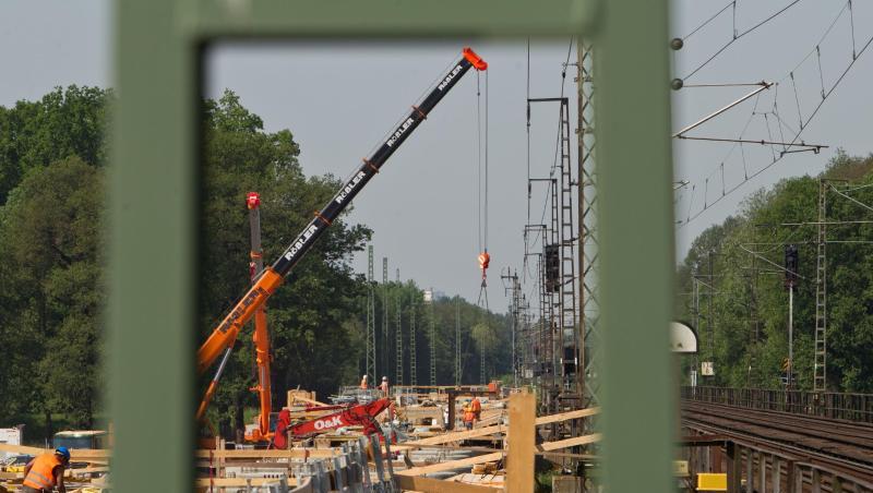 Ersatzbau einer Eisenbahnbrücke: Die Infrastruktur der Bahn ist teilweise marode - zu lange wurde nicht genug Geld ausgegeben. Ersatzbau einer Eisenbahnbrücke: Die Infrastruktur der Bahn ist teilweise marode - zu lange wurde nicht genug Geld ausgegeben.