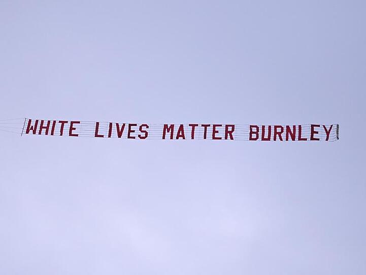 Ein Flugzeug zieht kurz nach dem Anpfiff ein Banner über das Etihad-Stadion.