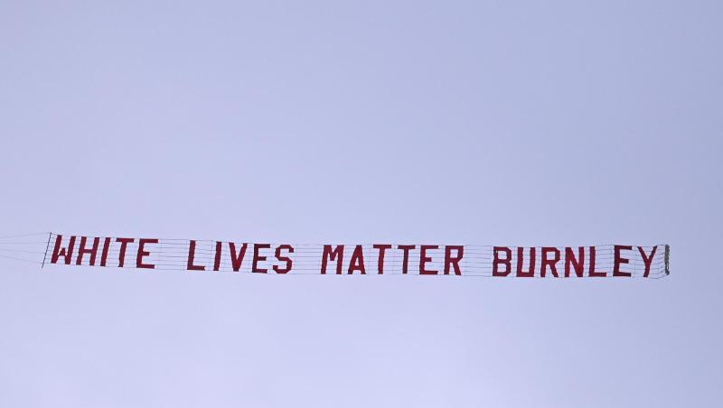 Ein Flugzeug zieht kurz nach dem Anpfiff ein Banner über das Etihad-Stadion. Ein Flugzeug zieht kurz nach dem Anpfiff ein Banner über das Etihad-Stadion.