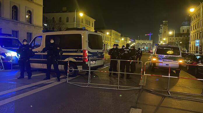 Die Polizei hat Sperren vor dem Odeonsplatz errichtet, um zu verhindern, dass "Spaziergänger" und Gegendemonstranten aufeinandertreffen.