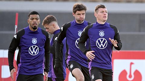 Benjamin Henrichs (l-r), Joshua Kimmich, Thomas Müller und Toni Kroos laufen sich warm.