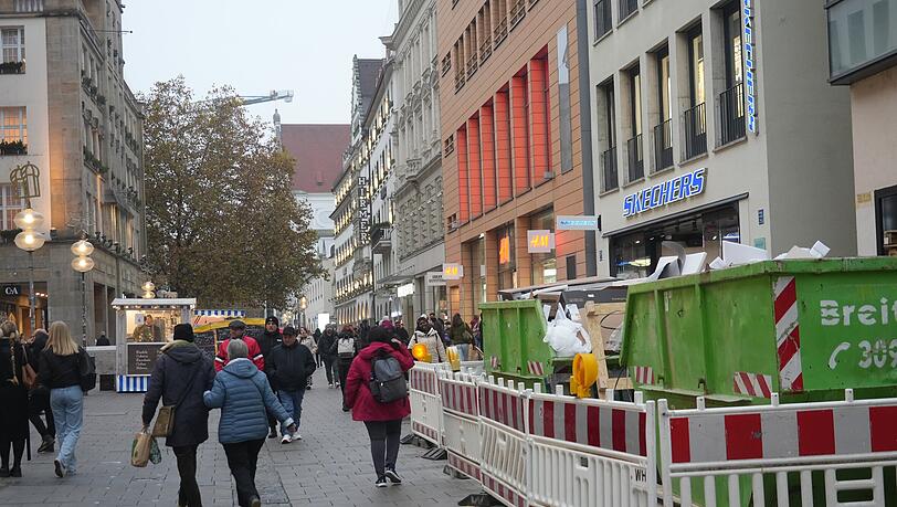 In der Fußgängerzone schränken viele Baustellen den Platz ein.