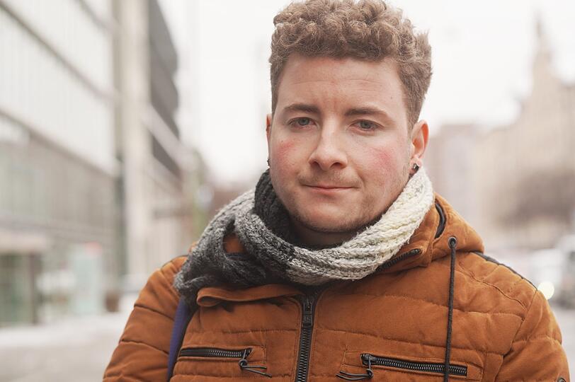 "Ich möchte meine Solidarität mit den Betroffenen zeigen", sagtKai Deinat (27). Der Diakon hat eine Kerze zum Gedenkort gebracht.