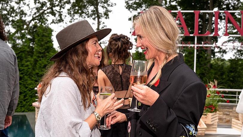 Cameron Diaz und Drew Barrymore haben sich gemeinsam in den Hamptons gezeigt.