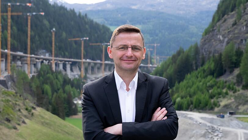 Karl Mühlsteiger, Bürgermeister von Gries am Brenner, steht während der Sanierung der Luegbrücke vor der Brennerautobahn A13. Aufgrund einer Demonstration soll am 30.05.2026 von 11 bis 19 Uhr eine Totalsperre der Brennerautobahn A13 sowie der Brennerstraße (B182) und der Ellbögener Straße (L38) eingerichtet werden. Karl Mühlsteiger, Bürgermeister von Gries am Brenner, steht während der Sanierung der Luegbrücke vor der Brennerautobahn A13. Aufgrund einer Demonstration soll am 30.05.2026 von 11 bis 19 Uhr eine Totalsperre der Brennerautobahn A13 sowie der Brennerstraße (B182) und der Ellbögener Straße (L38) eingerichtet werden.