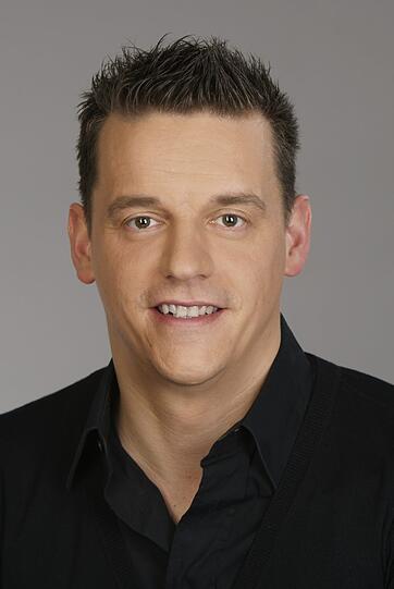 16. Oliver Schmidt (ZDF): Restlos überfordert in der Live-Situation. Ein ZDF-Reporter, der Feuer und Flammen im Fanblock fordert, sollte mal gleich nach dem Aufstehen beim Intendanten vorsprechen. Ein lieber Kerl, leider ohne Front-Qualitäten.