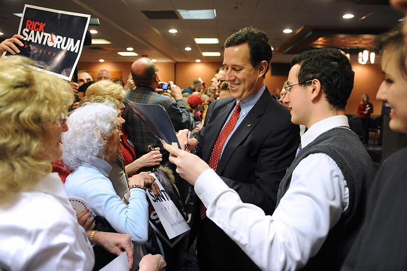 Macht nichts, seine Ansichten schlugen bereits im Repräsentantenhaus als auch im Senat hohe Wellen - trotzdem schaffte es Santorum in Washington mit 23,8 Prozent auf Platz drei. Zwischen ihm und Obama liegen allerdings und ein Glück Prozent-Welten: Der Demokrat würde derzeit gegen Santorum mit 53 zu 39 Prozent gewinnen.