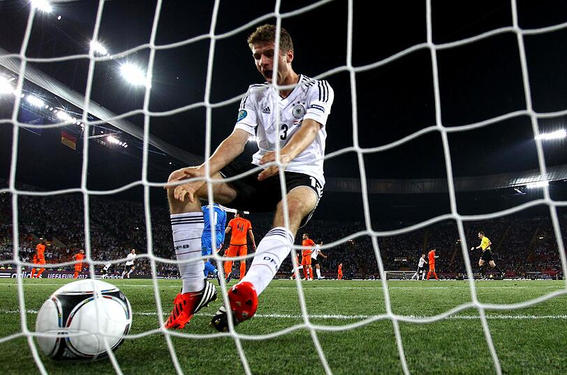 Thomas Müller, der Ball und das Netz.
