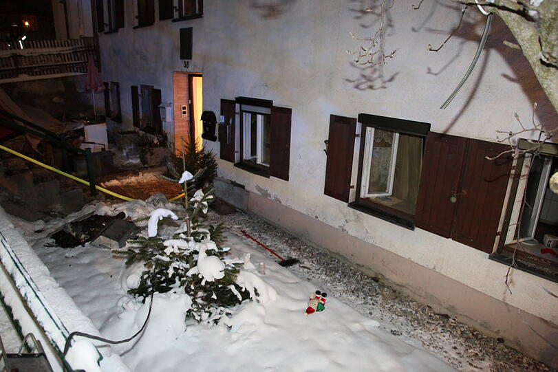 Brand in Gars im Landkreis Mühldorf am Inn: Kater "Samy" erleidet eine Rauchvergiftung. Die Feuerwehr rettet das leblose Tier aus einer brennenden Wohnung. Jetzt kümmert sich der Tierarzt um "Samy". Brand in Gars im Landkreis Mühldorf am Inn: Kater "Samy" erleidet eine Rauchvergiftung. Die Feuerwehr rettet das leblose Tier aus einer brennenden Wohnung. Jetzt kümmert sich der Tierarzt um "Samy".