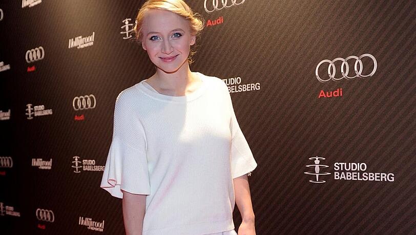 Anna Maria Mühe kombiniert ihr weißes Outfit mit farbigen Accessoires Anna Maria Mühe kombiniert ihr weißes Outfit mit farbigen Accessoires