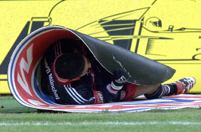 Rollt sich 1998 beim Torjubel in einen Bayern-Teppich: Stürmer Giovane Elber.