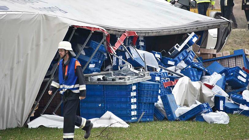 Bei Gammelsdorf ist am Dienstag ein 40-Tonner umgekippt.