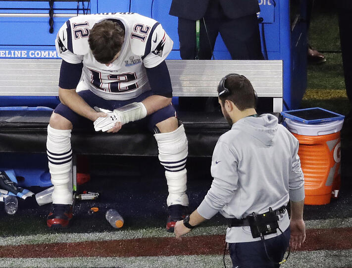 Am Boden zerstört: Quarterback Tom Brady muss vorerst auf seinen insgesamt sechsten Super-Bowl-Sieg warten.