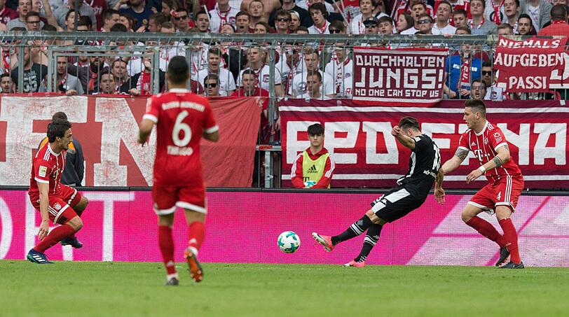 Niklas Süle: Note 3- Negativ: Wurde von Drmic vor dem 0:1 im Strafraum eingedreht, zu passiv und zu weit weg vom Gegner. Positiv: Leitete das 1:1 ein, in dem er Müller wunderbar steil schickte in den Strafraum. Gefeierter Sieger im Laufduell mit Hazard.