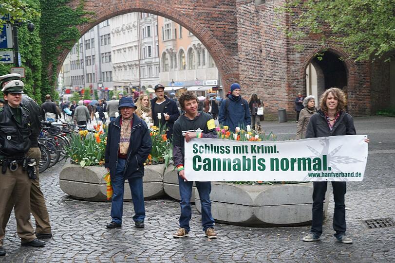 Etwa 200 Menschen demonstrieren am Sendlinger-Tor-Platz für die Legalisierung von Marihuana.