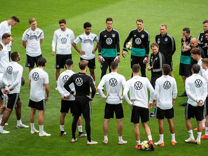 Assistenztrainer Marcus Sorg (M) spricht beim Abschlusstraining zu den Spielern.