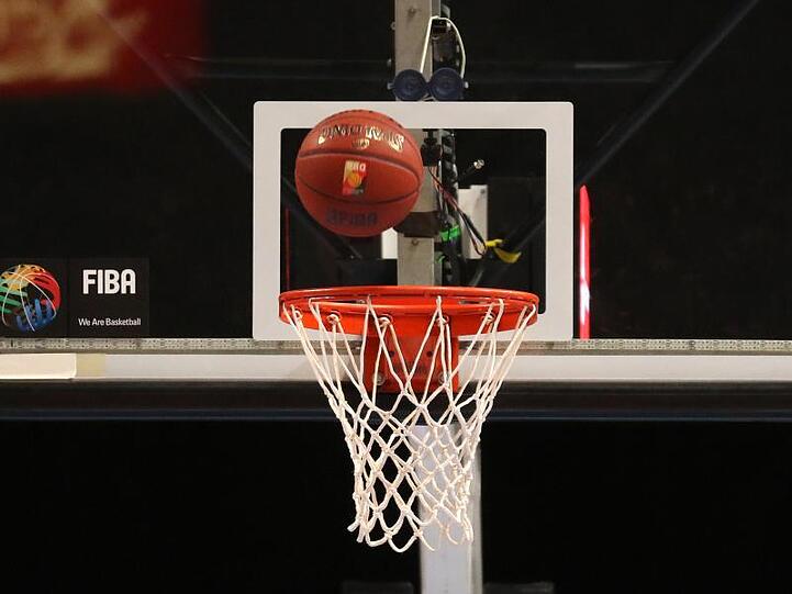Ein Basketballkorb ist mit Ball zu sehen. Foto: Ina Fassbender/Archivbild