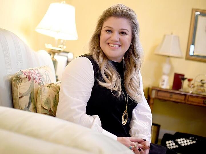Die US-amerikanische Sängerin Kelly Clarkson gibt 2017 ein Interview.
