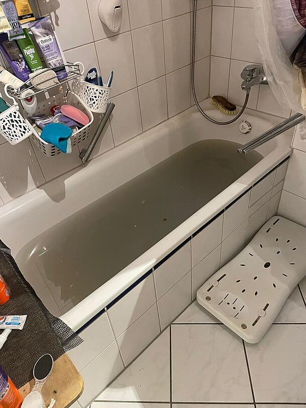 Durch die Badewanne kam das Wasser bei dem Wasserschaden in die Wohnung.