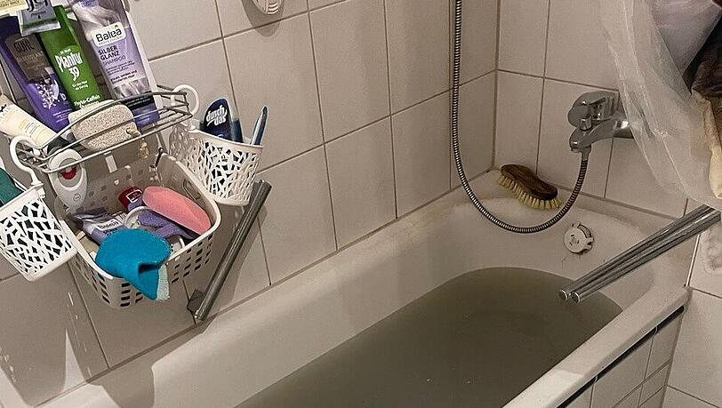 Durch die Badewanne kam das Wasser bei dem Wasserschaden in die Wohnung. Durch die Badewanne kam das Wasser bei dem Wasserschaden in die Wohnung.