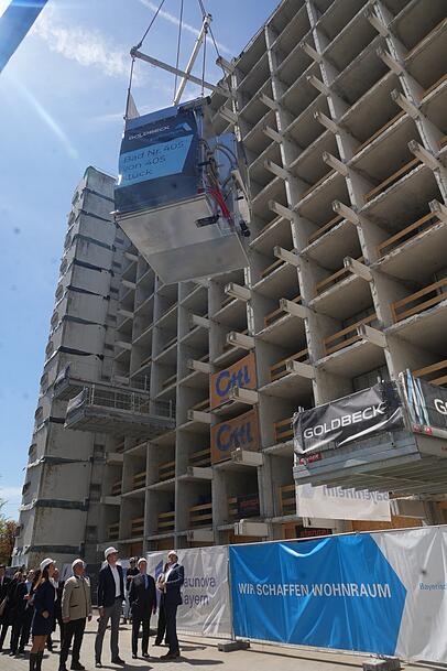 So werden die Fertigb&auml;der inkl Mobiliar in die Wohnungen gehoben.