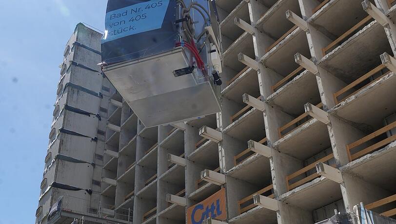 So werden die Fertigb&auml;der inkl Mobiliar in die Wohnungen gehoben.