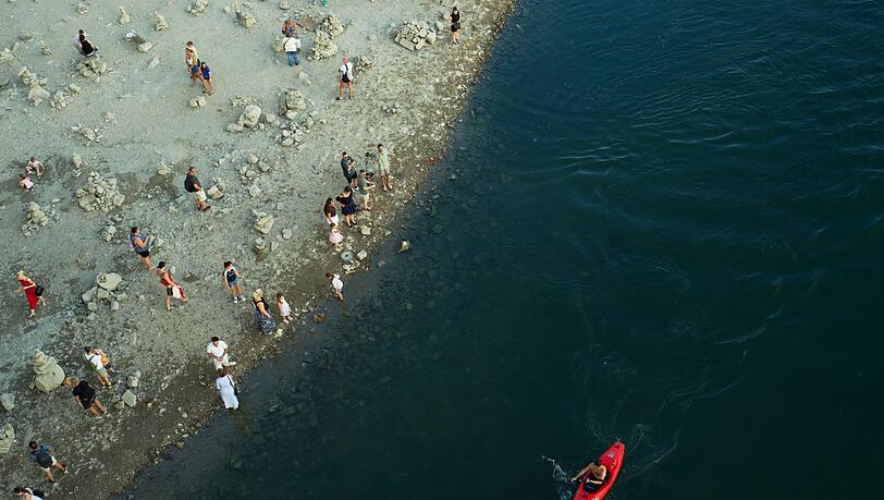 Das Niedrigwasser der Donau legt Inseln frei.