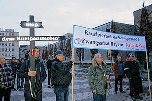 Rund 100 Menschen nahmen am Samstag an dem Protestmarsch durch Nürnberg teil.