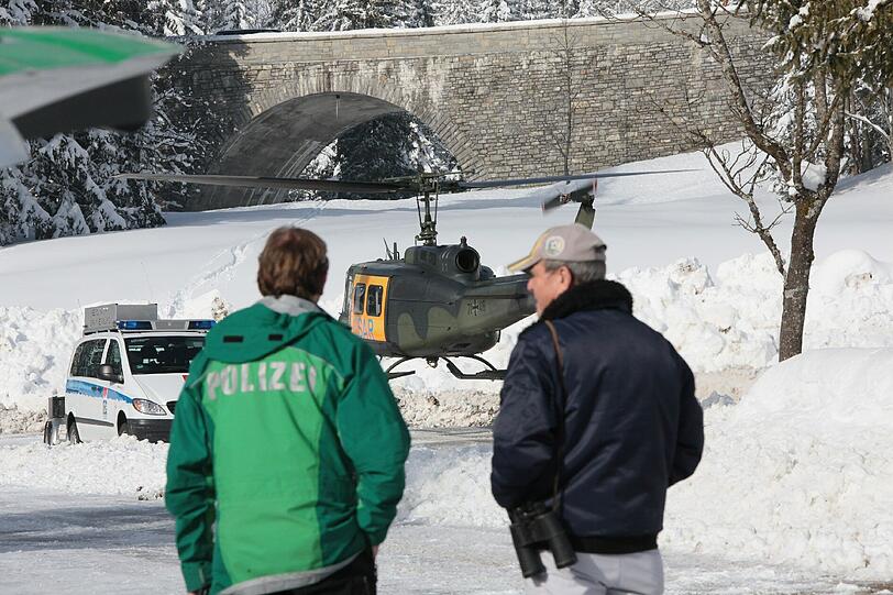 Der Lawinenabgang in der
Wendelsteinregion am Mittwochmorgen hat aller Wahrscheinlichkeit
nach keine Todesopfer gefordert. Eine am Vormittag gestartete
Suchaktion mit Einsatzkräften der Bergwacht und Hubschraubern sei
abgebrochen worden, teilte die Polizei am frühen Nachmittag mit. Die Bilder.